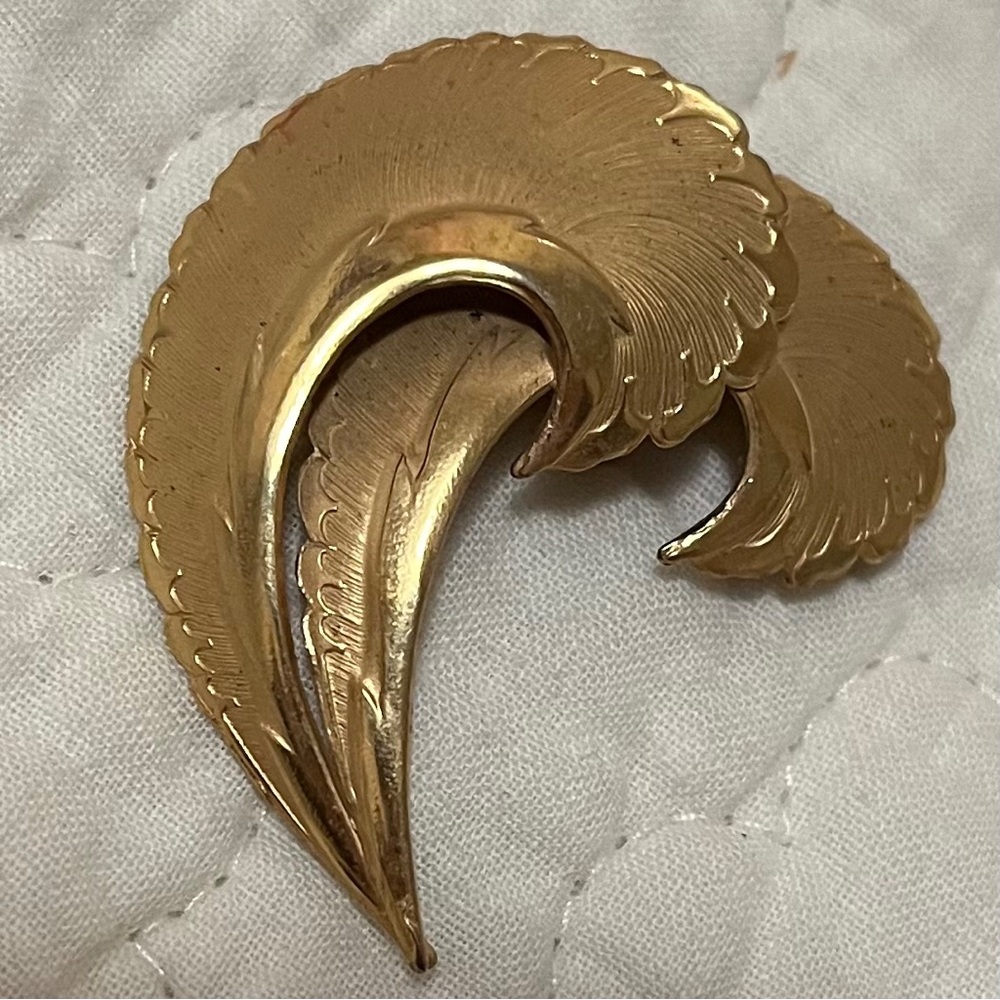 SWINGING 20’s Goldtone Brooch Pin - Double Leaf Victorian Design - VTG - Chic